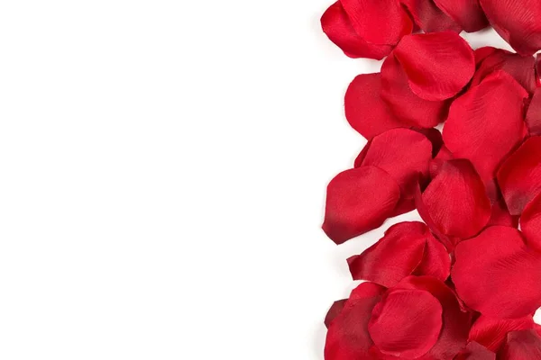 Czerwony tkanina róża płatki obramowanie nad białym tle widok z góry — Zdjęcie stockowe