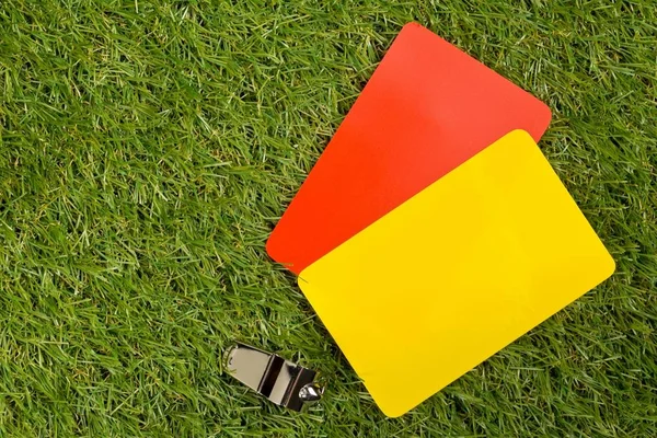 Fotbalové sportovní rozhodčí žluté a červené karty s chromovou píšťalkou — Stock fotografie