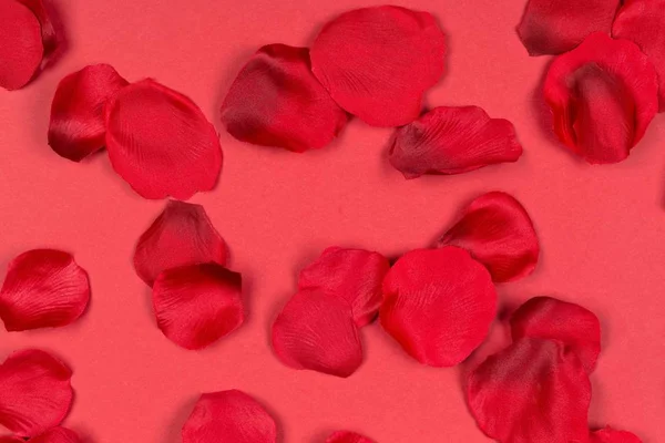 Pétalas de rosa de tecido vermelho no fundo vermelho vista superior de cima - casamento, amor, casamento ou conceito de dia dos namorados — Fotografia de Stock