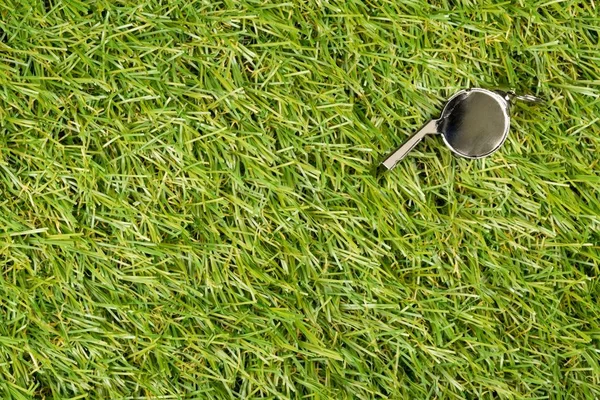 Calcio sport argento cromo fischio su sfondo erba - penalità, fallo o concetto di sport — Foto Stock