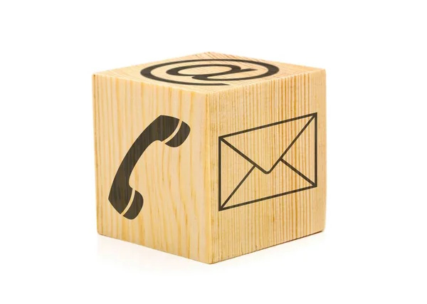 Свяжитесь с нами символы телефона, электронной почты и конверта иконки на один коричневый деревянный куб на белом — стоковое фото