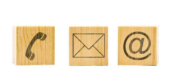 Kontaktieren Sie uns mit Symbolen wie Telefon, E-Mail und Umschlag auf drei braunen Holzwürfeln auf weißem Grund — Stockfoto