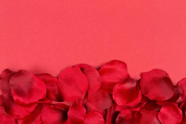 Tela roja borde de pétalos de rosa sobre fondo rojo vista superior desde arriba - matrimonio, amor, boda o fondo de San Valentín —  Fotos de Stock