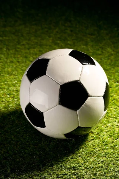 Ενιαία Μπάλα Ποδοσφαίρου Πράσινο Γρασίδι Φόντο Σκληρό Φωτισμό Γήπεδο Επιλεκτική — Φωτογραφία Αρχείου