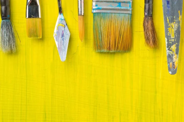 Umělecké Výtvarné Potřeby Štětci Žlutém Plátně Pozadí Kopírovat Prostor Byt — Stock fotografie