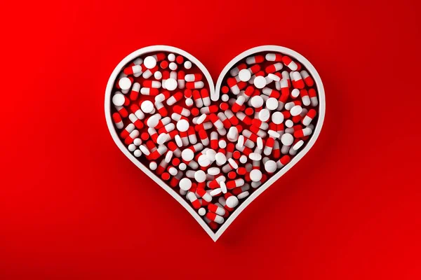 Hartvorm Gevuld Met Rode Pil Capsules Rode Achtergrond Hartgeneeskunde Farmacie — Stockfoto