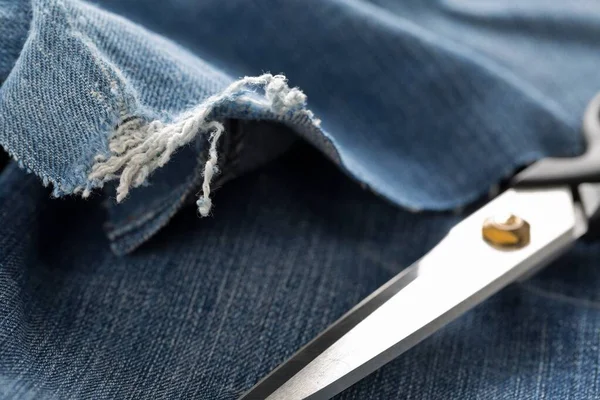 Pantalon Tissu Coton Denim Bleu Déchiré Avec Ciseaux Concept Réparation — Photo