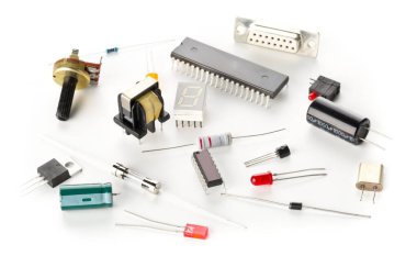 Beyaz arkaplanda dirençli, kapasitörlü, diyot ve diyot çipli, seçici odaklı farklı elektronik parçalar veya bileşenler