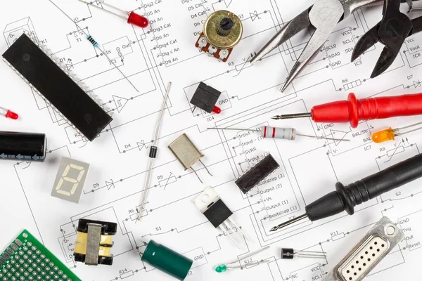 Pcb Kablo Şeması Arka Planında Farklı Elektronik Parçalar Veya Bileşenler — Stok fotoğraf