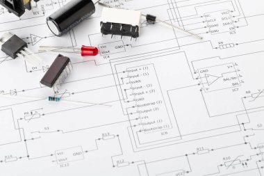 Farklı elektronik parçalar veya pcb kablo şeması üzerinde rezistörler, kondansatörler, diyot ve ik çipler, kopyalama alanı ve seçici odaklı arkaplan