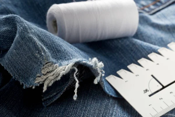 Gescheurde Blauwe Denim Katoenen Broek Met Wit Garen Meter Jeans — Stockfoto