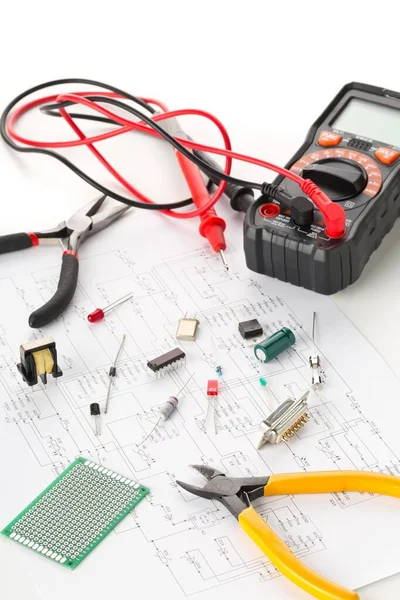 Verschiedene Elektronische Bauteile Oder Komponenten Messwerkzeug Und Zangen Auf Weißem — Stockfoto