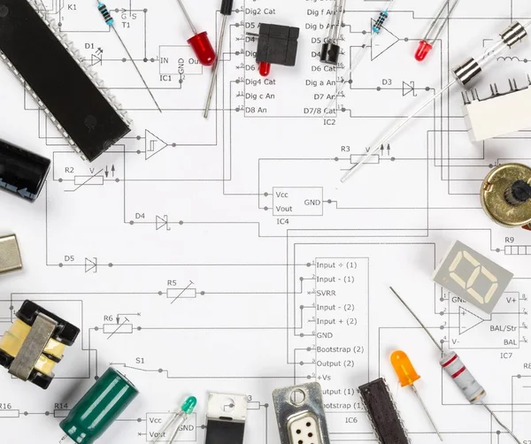 Pcb Kablo Şeması Arka Planında Farklı Elektronik Parçalar Veya Bileşenler — Stok fotoğraf