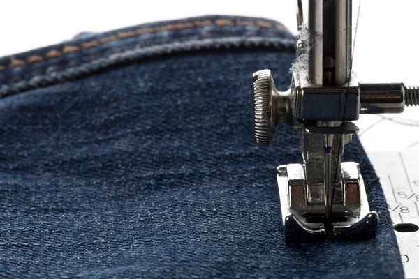 Blauwe Jeans Denim Genaaid Naaimachine Close Jeans Mode Herstellen Reparatie — Stockfoto