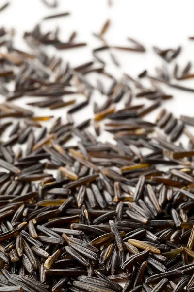 Μακρό Κλείσιμο Άψητων Ακατέργαστων Μαύρων Σπόρων Άγριου Ρυζιού Λευκό Φόντο — Φωτογραφία Αρχείου