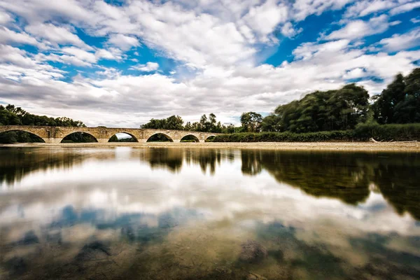 Réflexion sur la rivière Arno, Toscane — Photo