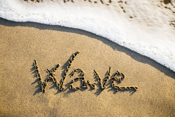 Die Welle, die in den Sand gemeißelt kommt — Stockfoto