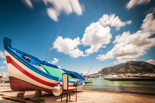 Небольшая рыбацкая лодка в порту в Сицилии (Италия) ) — стоковое фото