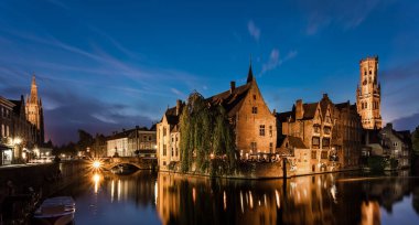 Bruges Flanders (Belçika) güzel ve karakteristik bir yeridir. Kötü hava koşulları nedeniyle kasvetli bir atmosfer görünümünde onun çekicilik ve karakter tutar tarihi mimarisi.