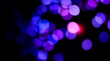 Gece karanlığında bulanık ışıkların hareketi