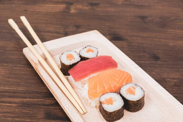 Sushi, typowy Japoński żywności — Zdjęcie stockowe