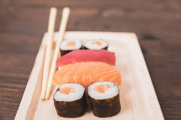 Sushi, typowy Japoński żywności — Zdjęcie stockowe