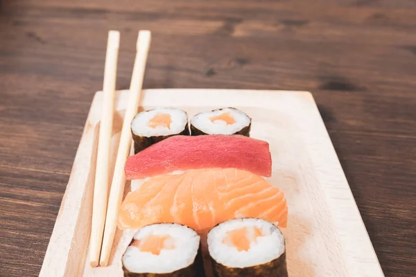 Sushi, typowy Japoński żywności — Zdjęcie stockowe