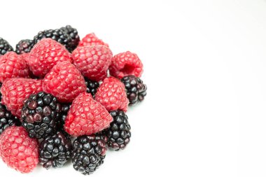 Çilek ve alan papatya ile süslenmiş çilek