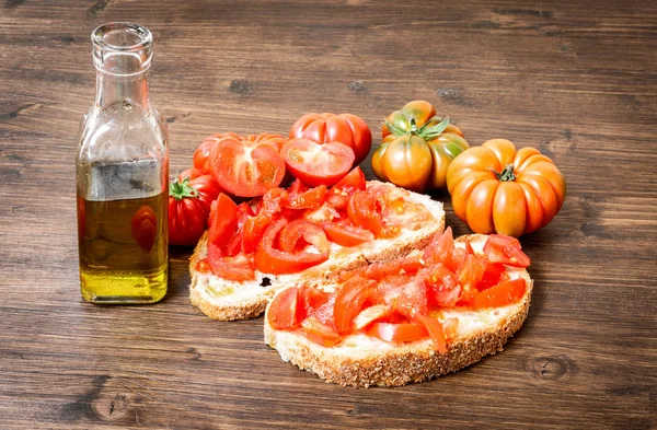 Хлібна олія, помідор, сіль і перець — стокове фото