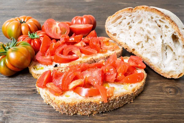 Хлібна олія, помідор, сіль і перець — стокове фото