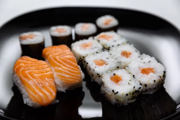 Sushi, typowy Japoński żywności w nowoczesnym stylu — Zdjęcie stockowe