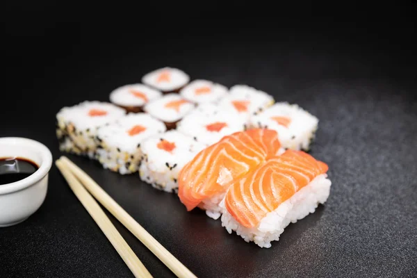 Sushi i sos sojowy, typowy Japoński żywności — Zdjęcie stockowe