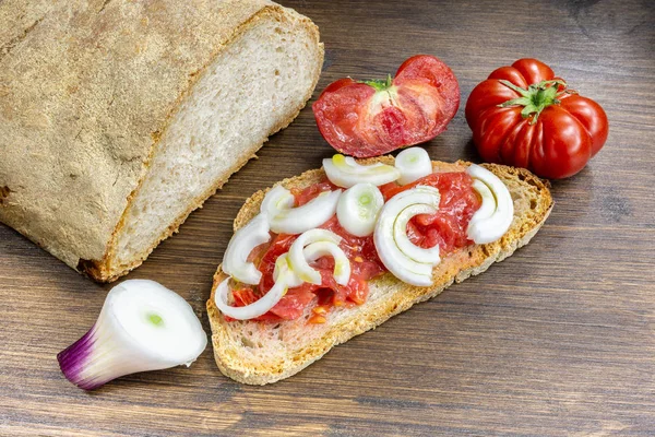 Brood, olie, tomaat en uien van Tropea Stockfoto