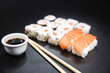 Suşi ve soya sosu, tipik bir Japon gıda 