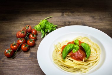 Taze Fesleğenli domates sosu pachino spagetti