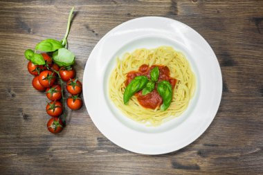 Taze Fesleğenli domates sosu pachino spagetti