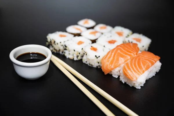 Sushi i sos sojowy, typowy Japoński żywności — Zdjęcie stockowe