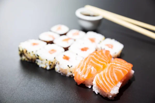 Sushi i sos sojowy, typowy Japoński żywności — Zdjęcie stockowe