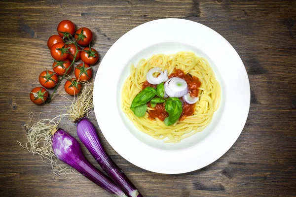 Спагетті з томатним соусом Пачіно помідорами з свіжим базиліком і Tropea — стокове фото