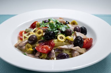 Akdeniz ton balığı, Kapari, zeytin, Sicilya chil spagetti