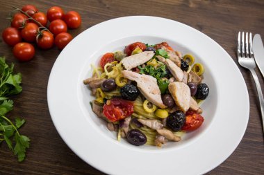 Akdeniz ton balığı, Kapari, zeytin, Sicilya chil spagetti