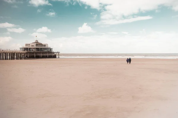 Walk on the beach to the palace pier at Blankberg — Stock Photo, Image