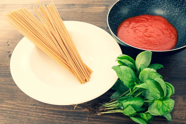 Оптова спагетті, томатний соус і базилік. Основні інгредієнти f — стокове фото