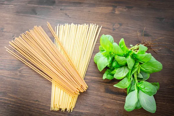 Поєднання італійські спагеті звернено бронзи і інтегралів з базиліком — стокове фото