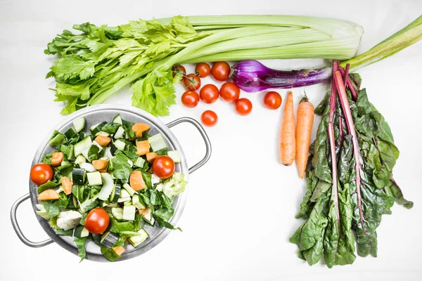 Una Mezcla Verduras Frescas Una Mesa Lista Para Ser Puesta —  Fotos de Stock