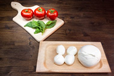 Buffalo Mozzarella peyniri, domates ve fesleğen, tipik bir arada kn
