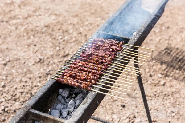 O arrosticini, um alimento típico da região de Abruzzo (Itália ). — Fotografia de Stock