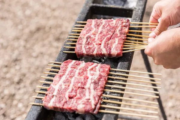 O arrosticini, um alimento típico da região de Abruzzo (Itália ). — Fotografia de Stock