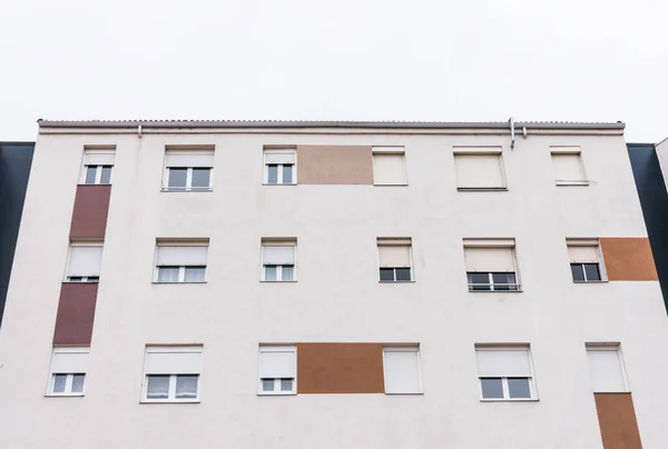 Fachada blanca con ventanas en edificio residencial — Foto de Stock