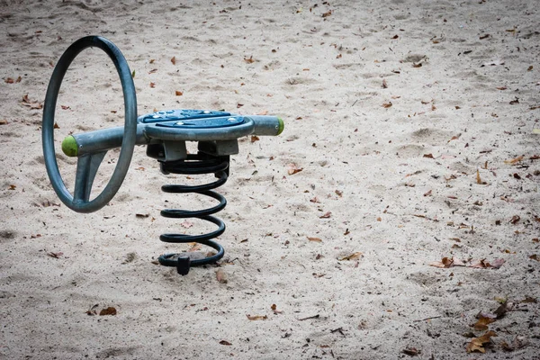 Balançar com a primavera para sentar e balançar no parque infantil — Fotografia de Stock